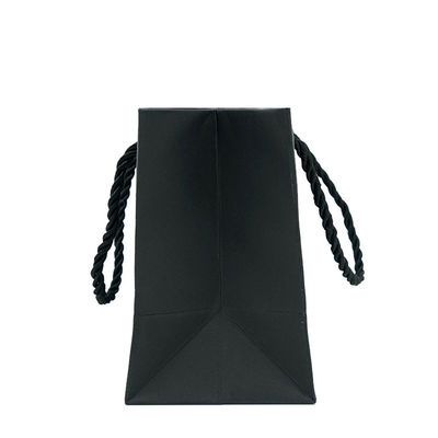 Sacos de retalho impressos sob medida em preto Material reciclado com logotipo folha de ouro