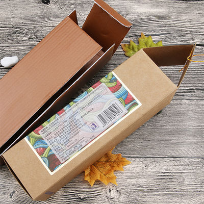 A impressão de logotipos personalizados em embalagens de presentes de papelão com superfície fosca aumenta a visibilidade e o apelo da embalagem