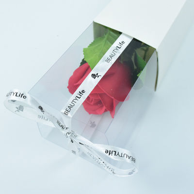 Boa caixa de flores de rosa com cores e fitas diferentes para o Dia dos Namorados.