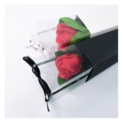 Boa caixa de flores de rosa com cores e fitas diferentes para o Dia dos Namorados.